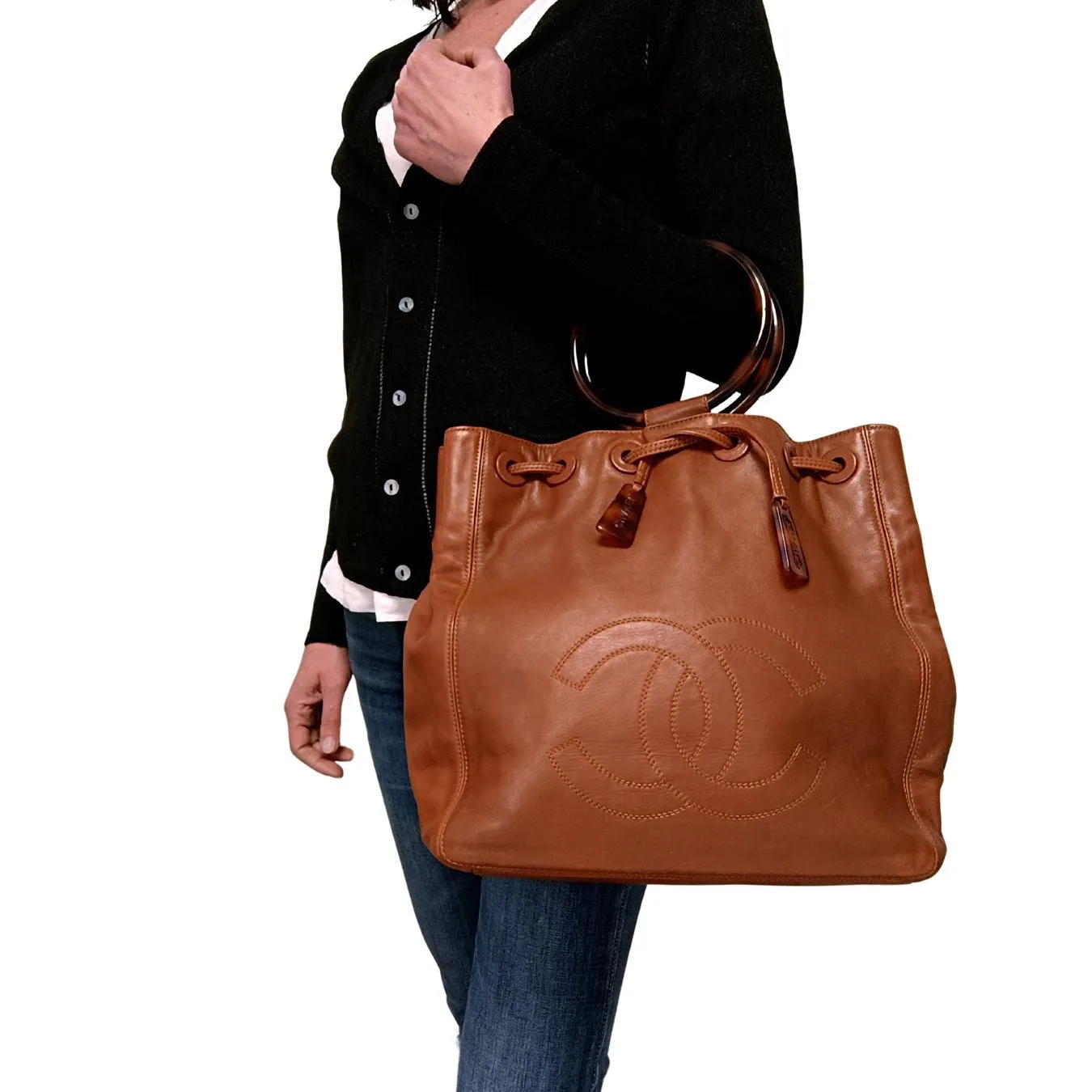 CHANEL Chanel Chanel bucket style handbag with drawstring in leather and bone