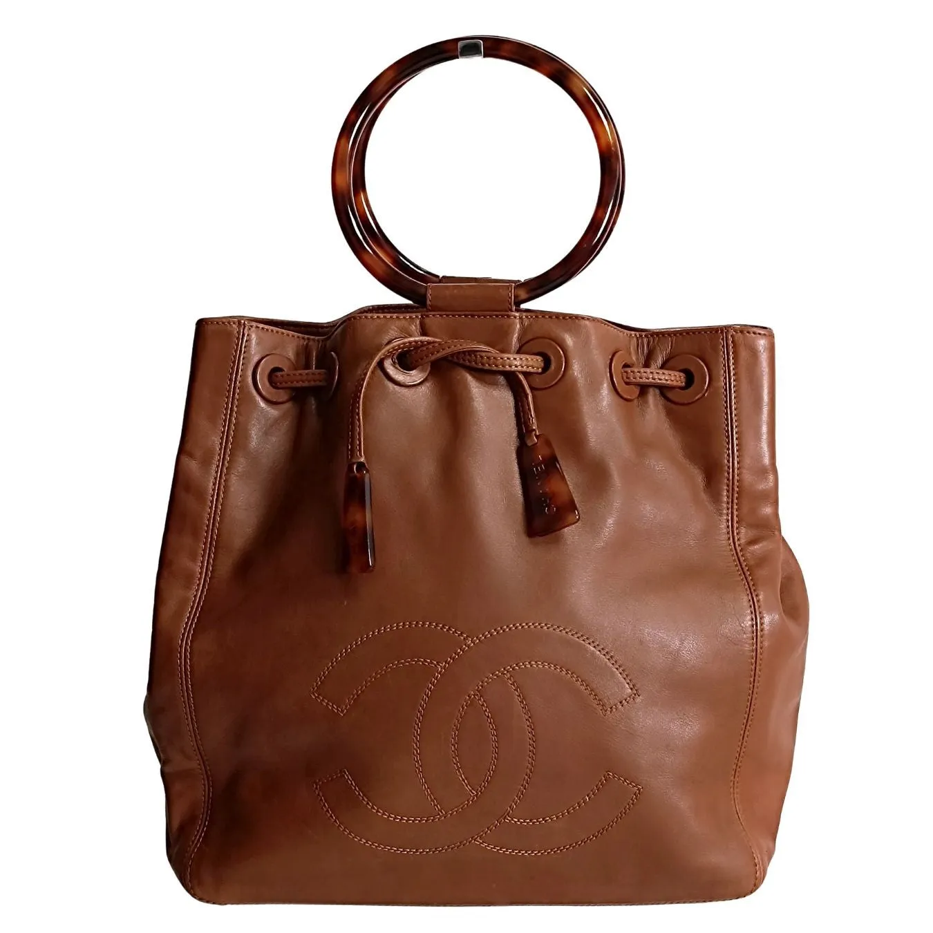 CHANEL Chanel Chanel bucket style handbag with drawstring in leather and bone