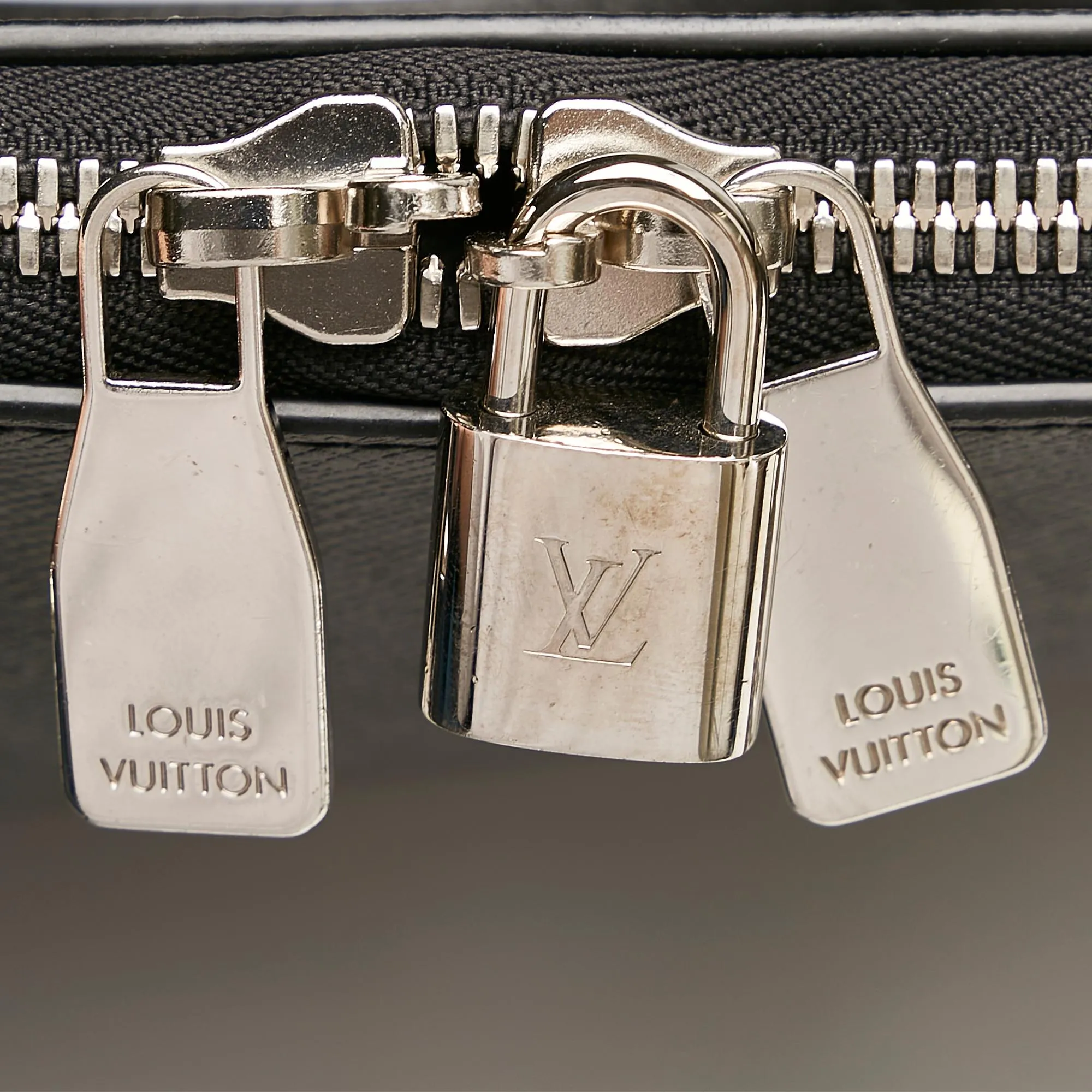 Louis Vuitton Taiga Porte Documents Slim Laptop Bag (SHG-32784)