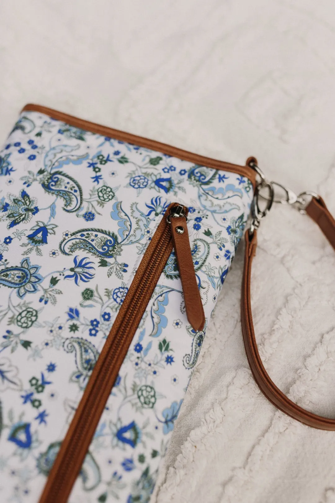 OiOi Change Clutch - Blue Paisley/Tan