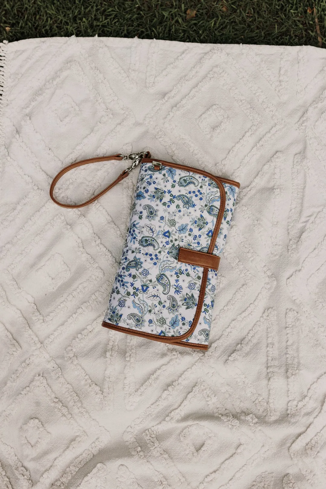 OiOi Change Clutch - Blue Paisley/Tan
