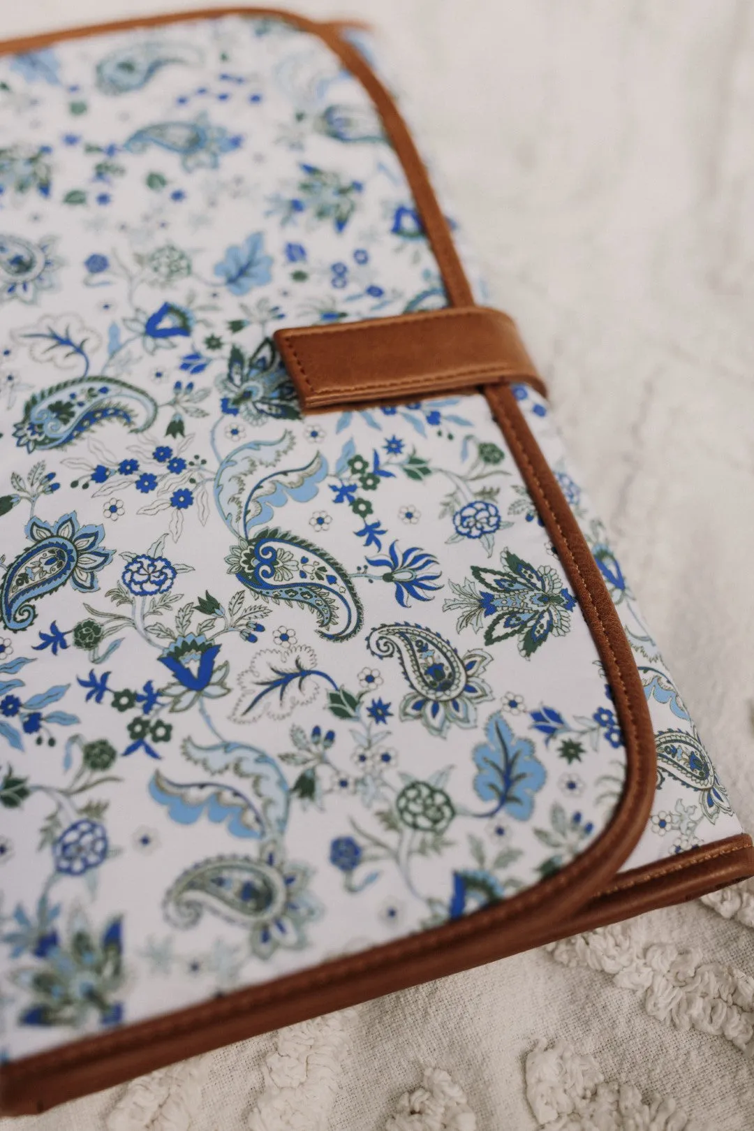 OiOi Change Clutch - Blue Paisley/Tan