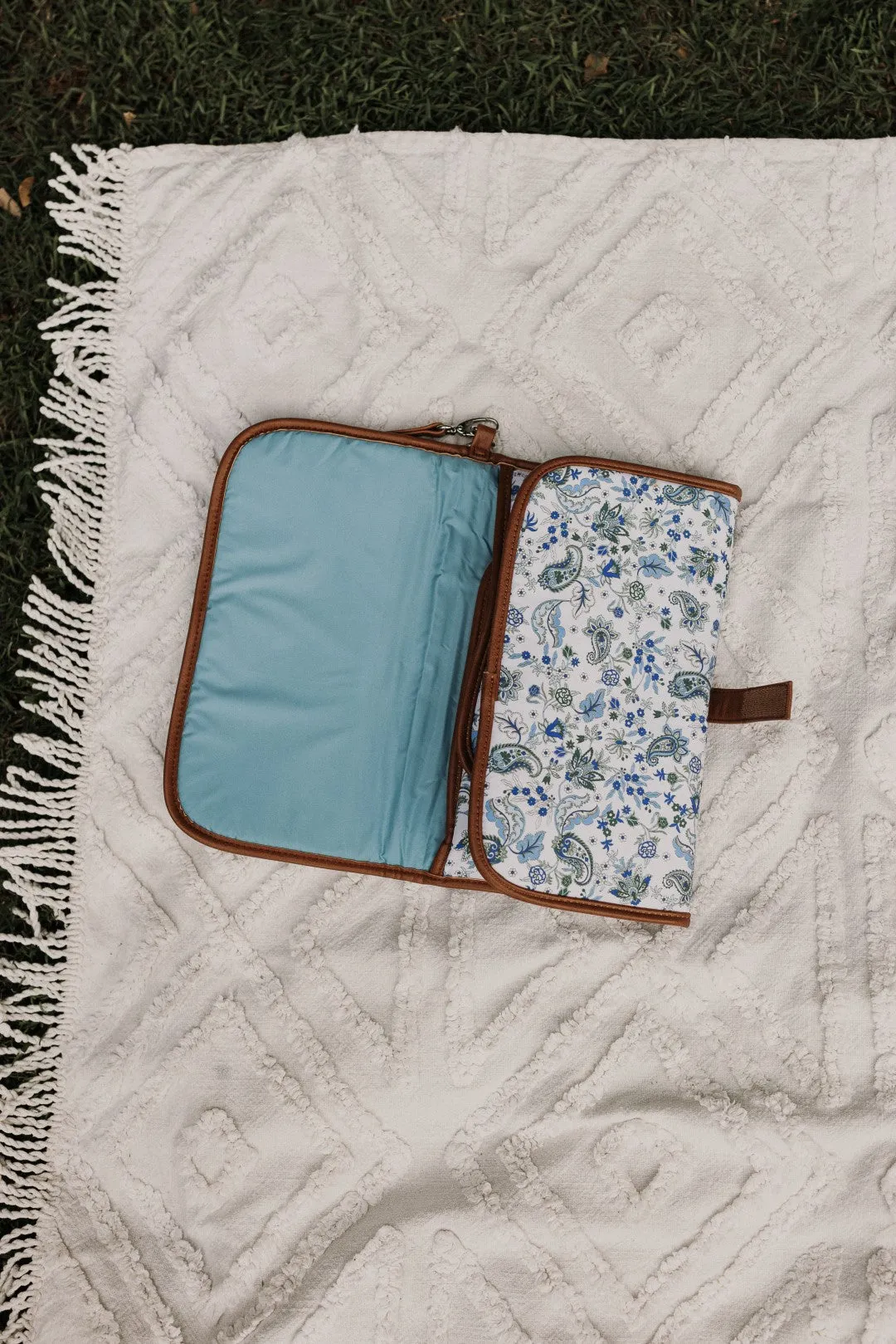 OiOi Change Clutch - Blue Paisley/Tan